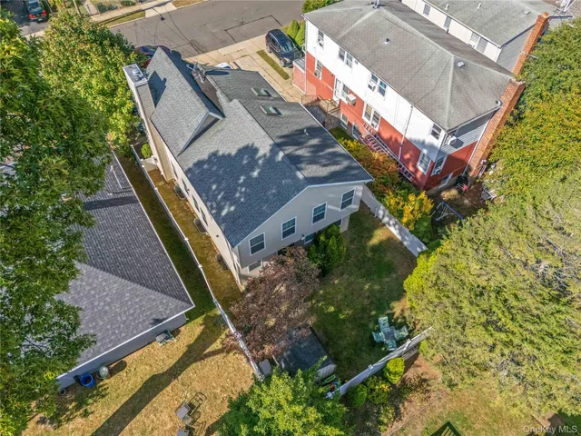 $3,900 | 22 Dunwood Road, Unit A FIRST, Port Washington, NY 11050