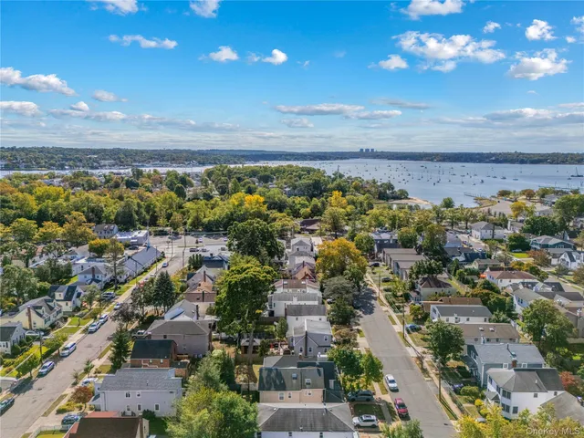 $3,900 | 22 Dunwood Road, Unit A FIRST, Port Washington, NY 11050