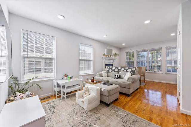 $3,900 | 22 Dunwood Road, Unit A FIRST, Port Washington, NY 11050