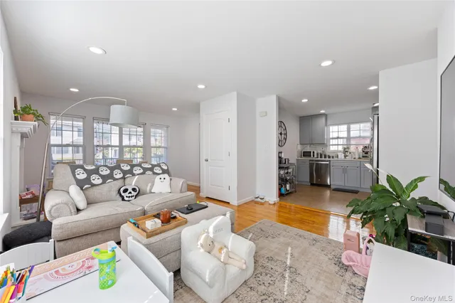 $3,900 | 22 Dunwood Road, Unit A FIRST, Port Washington, NY 11050