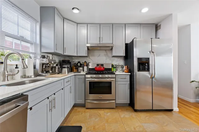 $3,900 | 22 Dunwood Road, Unit A FIRST, Port Washington, NY 11050