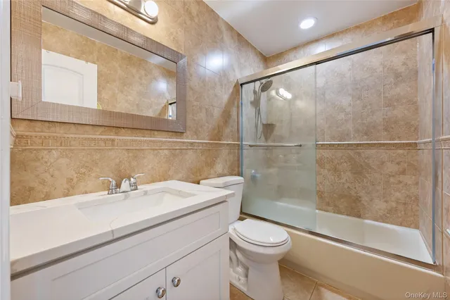 $3,900 | 22 Dunwood Road, Unit A FIRST, Port Washington, NY 11050