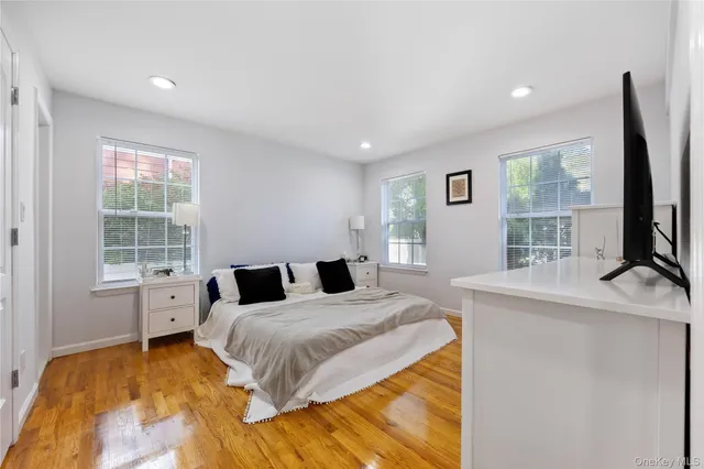 $3,900 | 22 Dunwood Road, Unit A FIRST, Port Washington, NY 11050