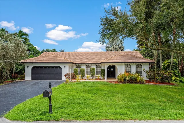 $924,900 | 4490 Southwest 105th Avenue, Davie, FL 33328