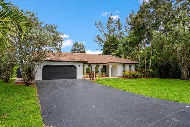 $924,900 | 4490 Southwest 105th Avenue, Davie, FL 33328