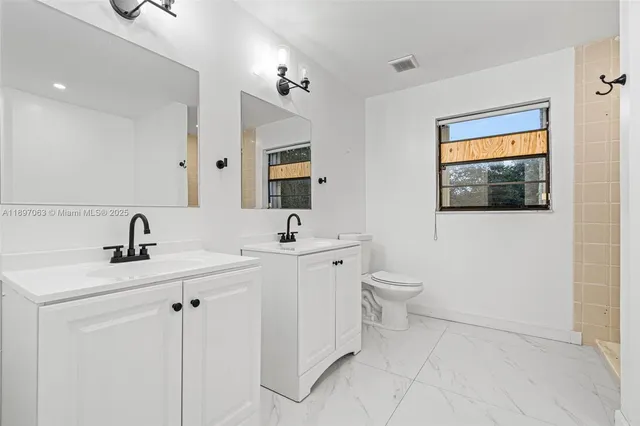 $924,900 | 4490 Southwest 105th Avenue, Davie, FL 33328