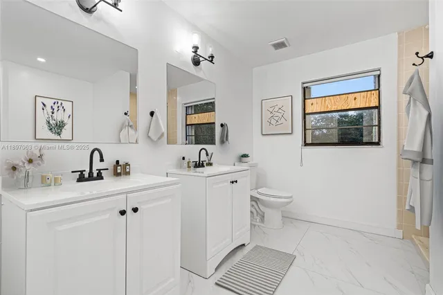 $924,900 | 4490 Southwest 105th Avenue, Davie, FL 33328