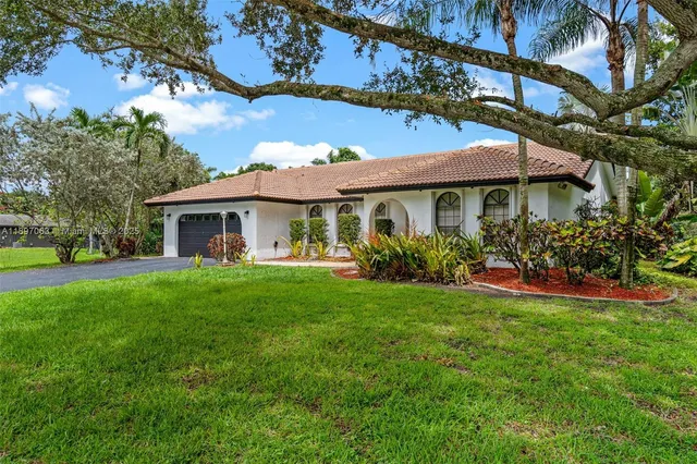 $924,900 | 4490 Southwest 105th Avenue, Davie, FL 33328