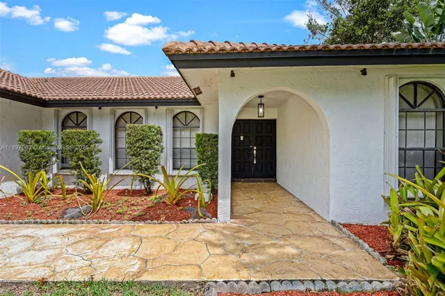$924,900 | 4490 Southwest 105th Avenue, Davie, FL 33328