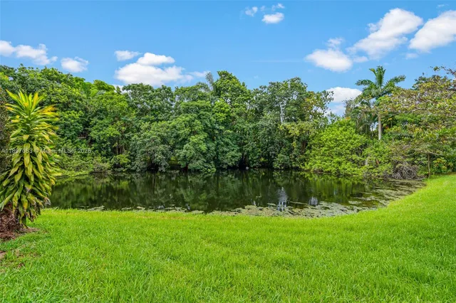 $924,900 | 4490 Southwest 105th Avenue, Davie, FL 33328