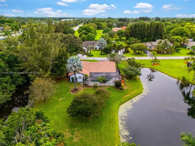 $924,900 | 4490 Southwest 105th Avenue, Davie, FL 33328
