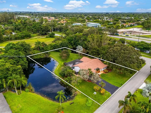 $924,900 | 4490 Southwest 105th Avenue, Davie, FL 33328