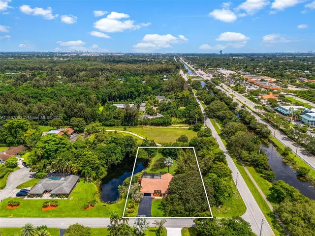 $924,900 | 4490 Southwest 105th Avenue, Davie, FL 33328