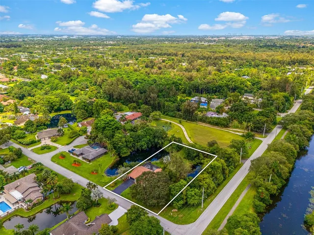 $924,900 | 4490 Southwest 105th Avenue, Davie, FL 33328