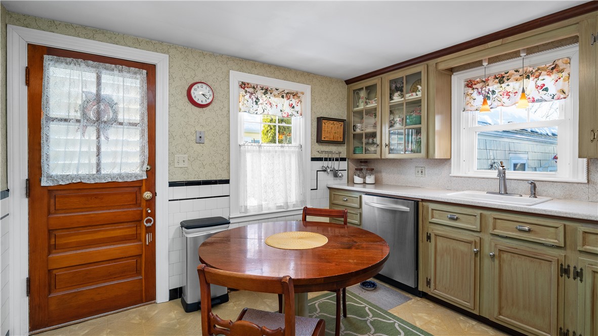 57 Delway Road Cranston, RI 02910 - Photo 13 of 36