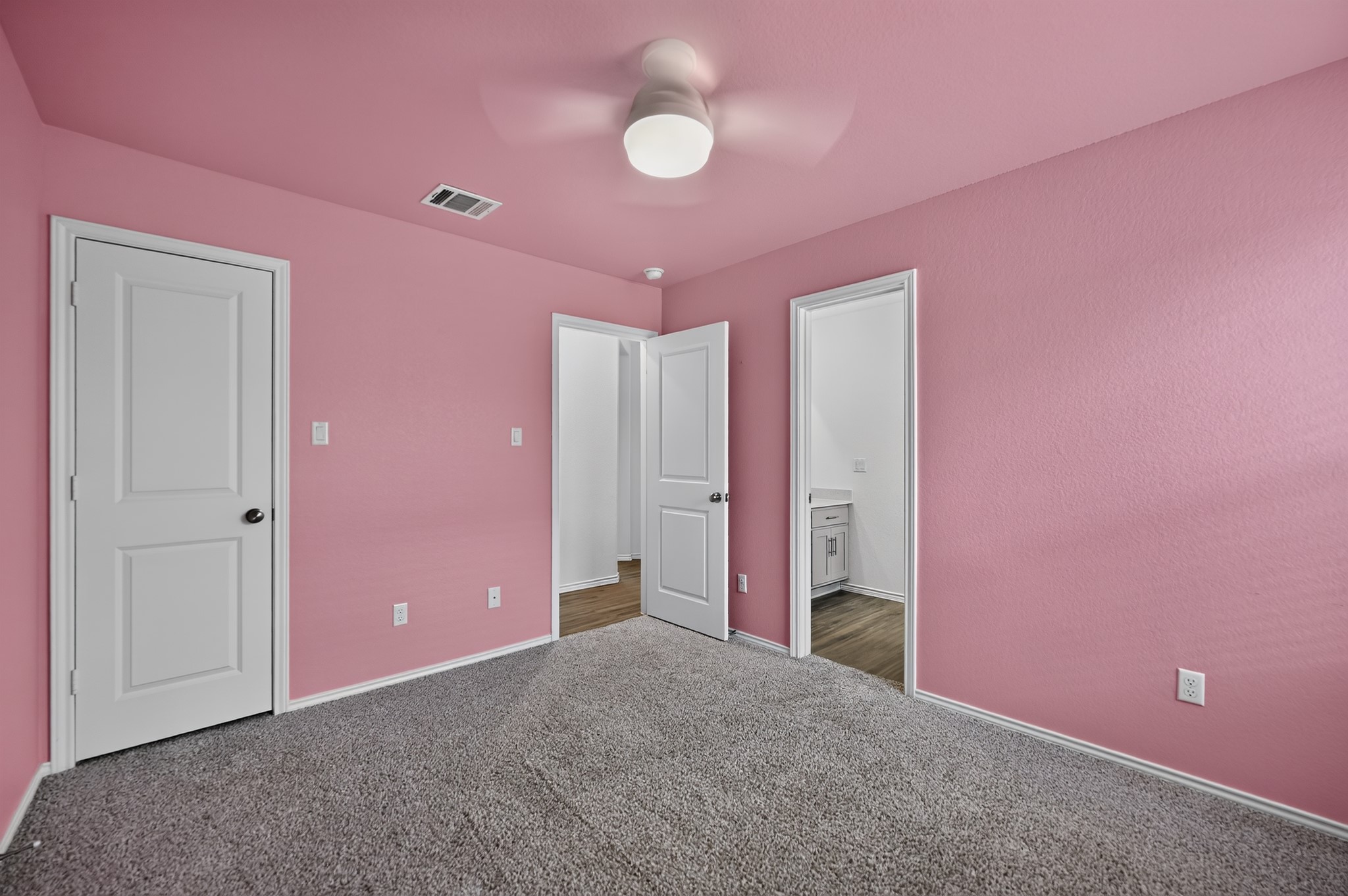128 Konik Road Georgetown, TX 78626 - Photo 14 of 34 Comfortable carpeting and a ceiling fan create a pleasant ambiance in this versatile bedroom space.