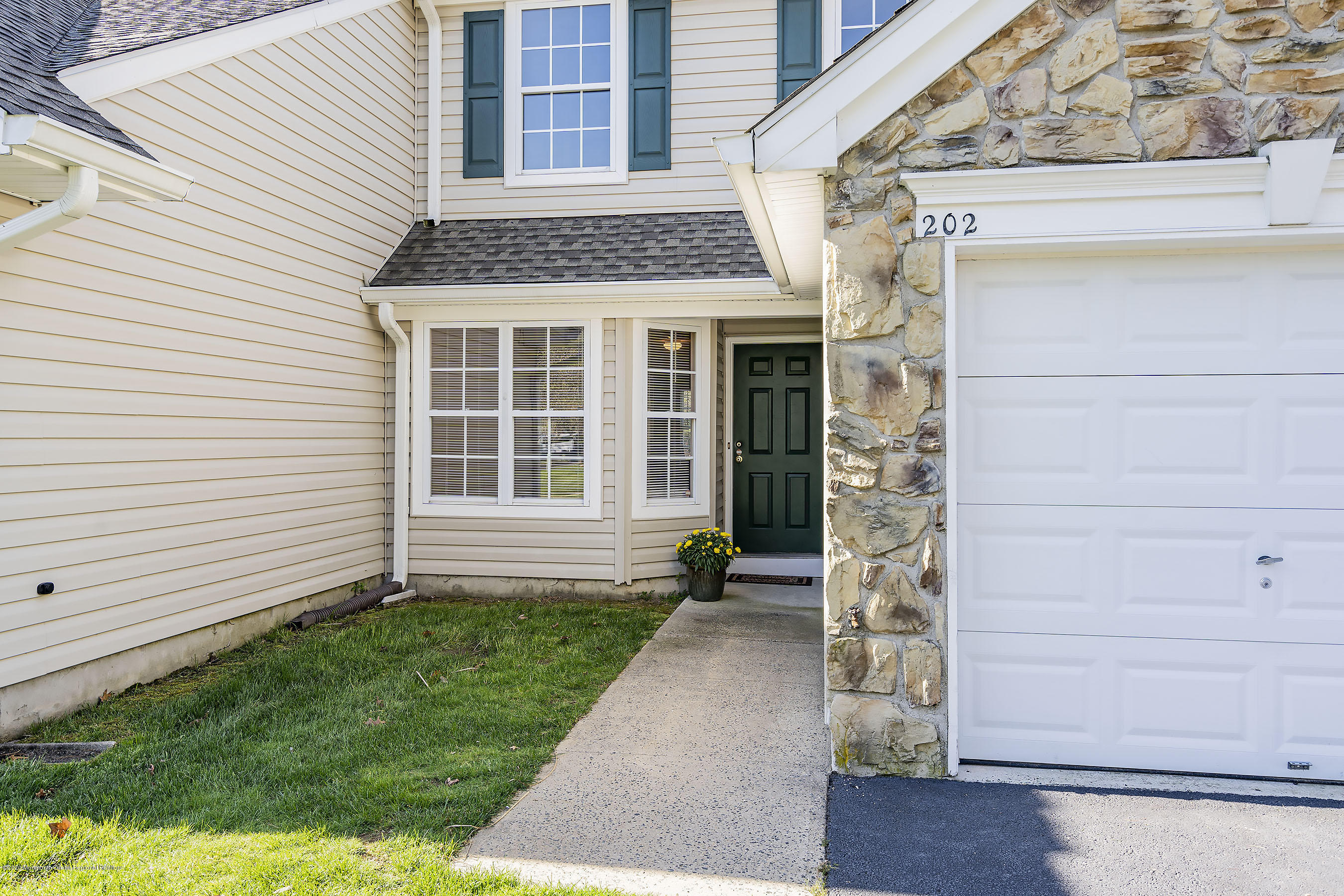 202 Iris Way Brick, NJ 08724 - Photo 4 of 31 Front Entry1