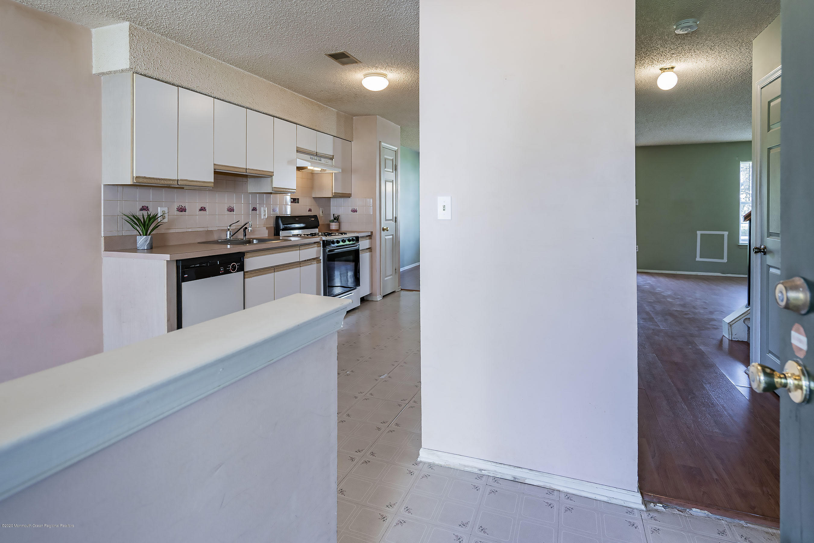 202 Iris Way Brick, NJ 08724 - Photo 5 of 31 Foyer2