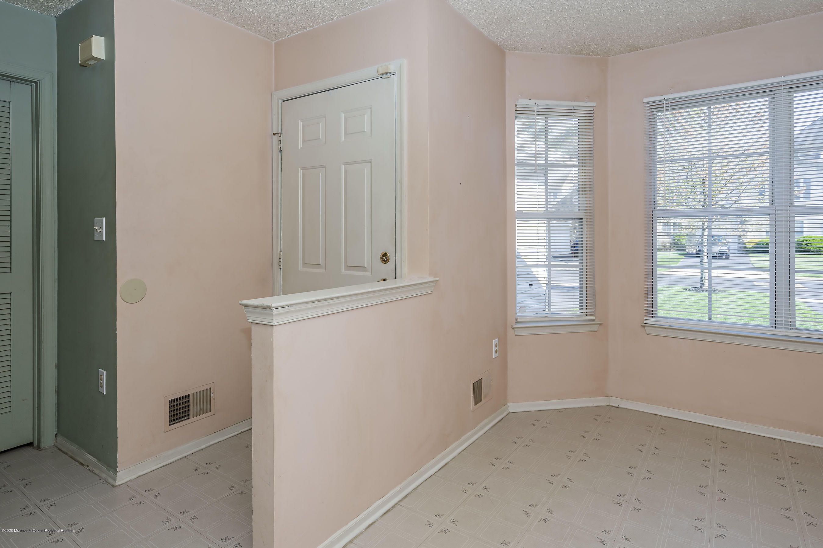 202 Iris Way Brick, NJ 08724 - Photo 6 of 31 Foyer1