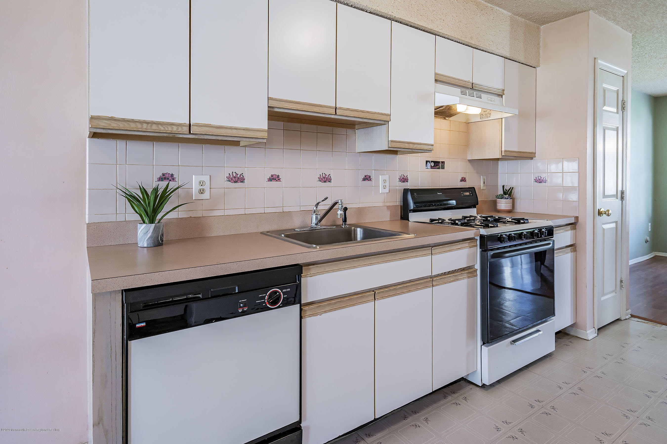 202 Iris Way Brick, NJ 08724 - Photo 10 of 31 Kitchen2