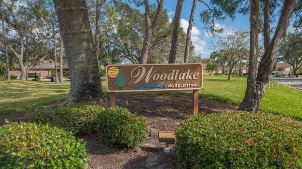 a sign that is sitting in the middle of a park