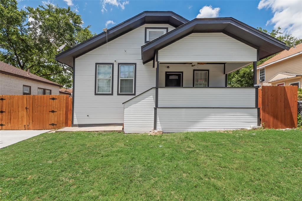 a front view of house with yard