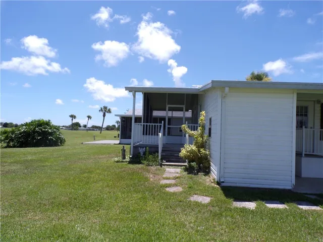 a view of a house with backyard