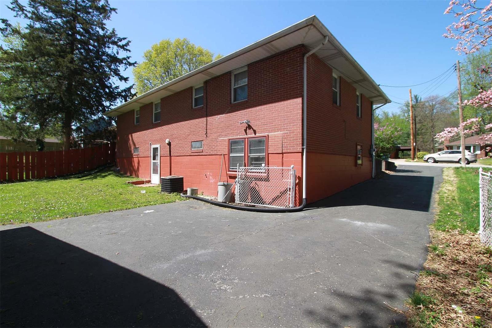 3211 Edwards Street Alton, IL 62002 - Photo 3 of 19 Gallery Image 3