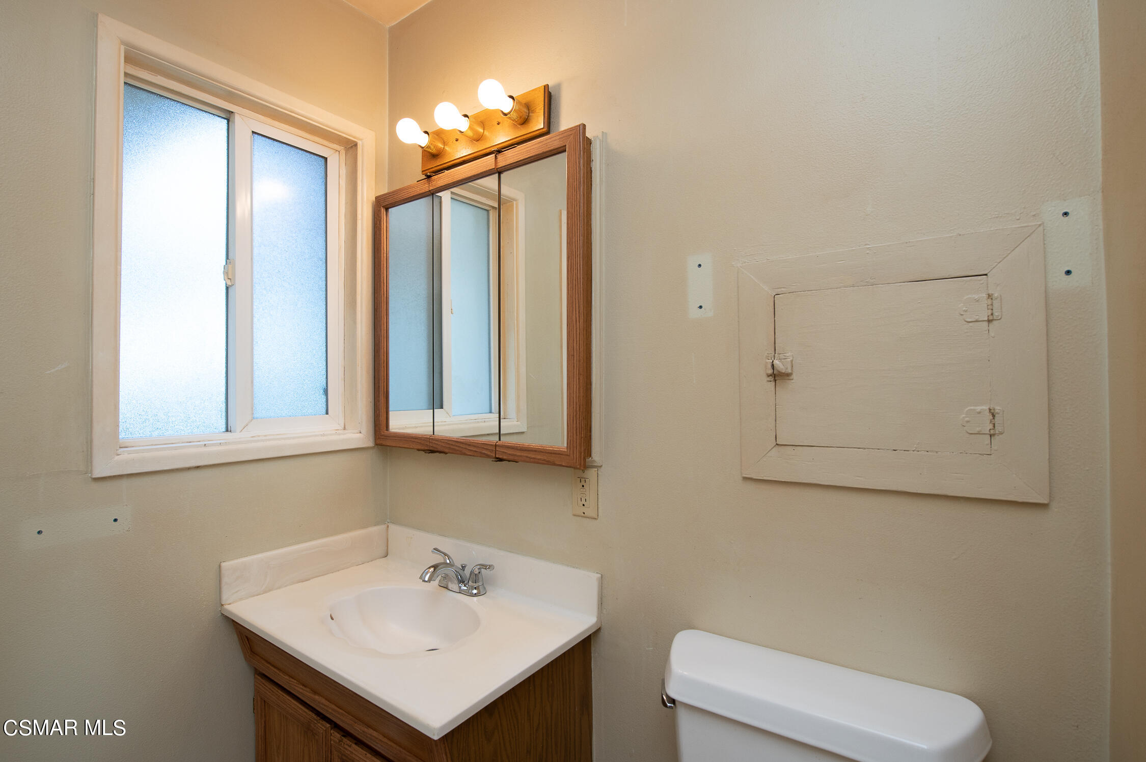492 Graham Avenue Camarillo, CA 93010 - Photo 16 of 33 a bathroom with a sink and a toilet