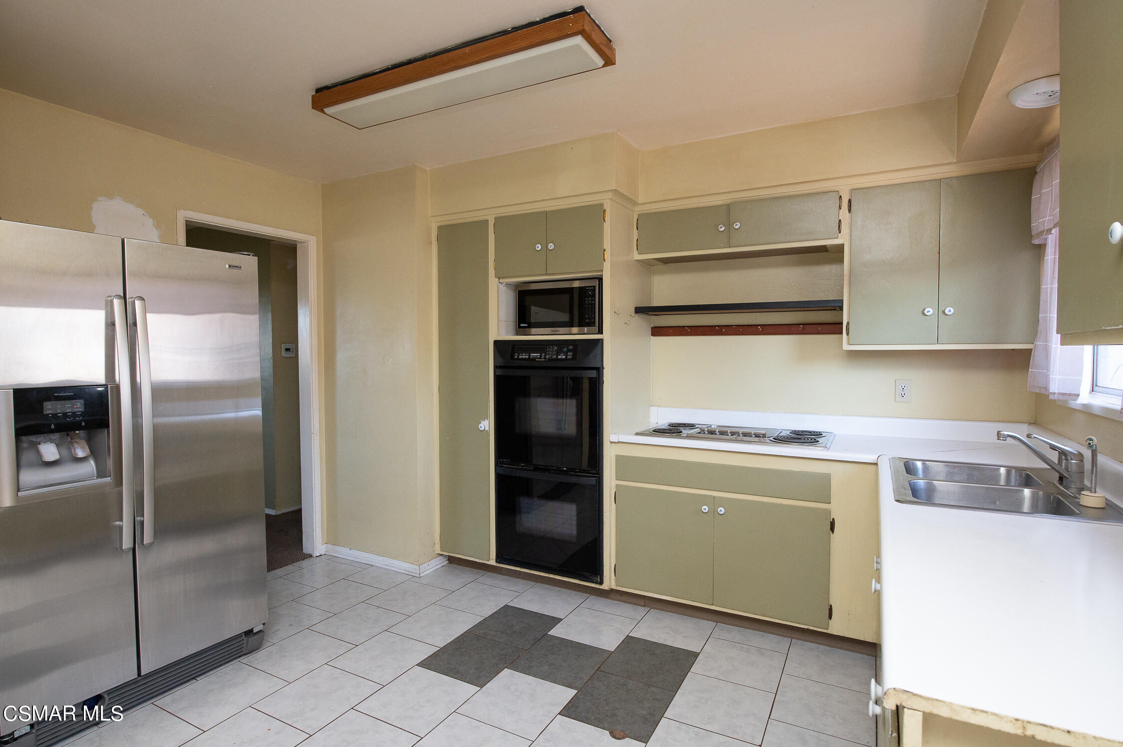 492 Graham Avenue Camarillo, CA 93010 - Photo 10 of 33 a kitchen with stainless steel appliances granite countertop a refrigerator and a sink