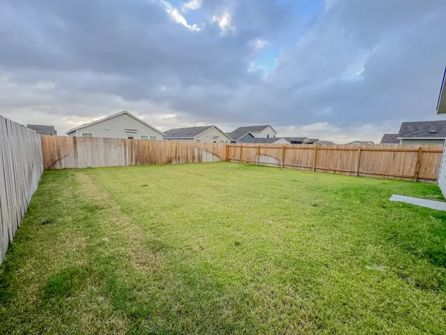$1,400 | 129 Hellcats Way, Jarrell, TX 76537