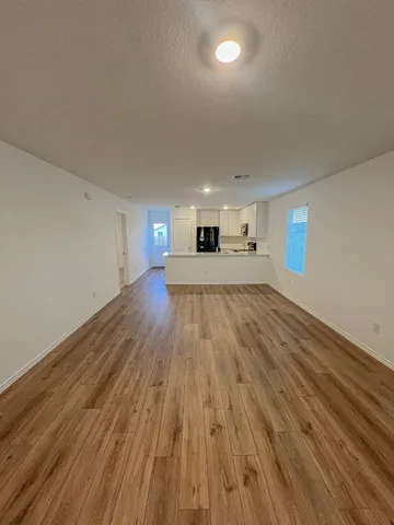 $1,400 | 129 Hellcats Way, Jarrell, TX 76537