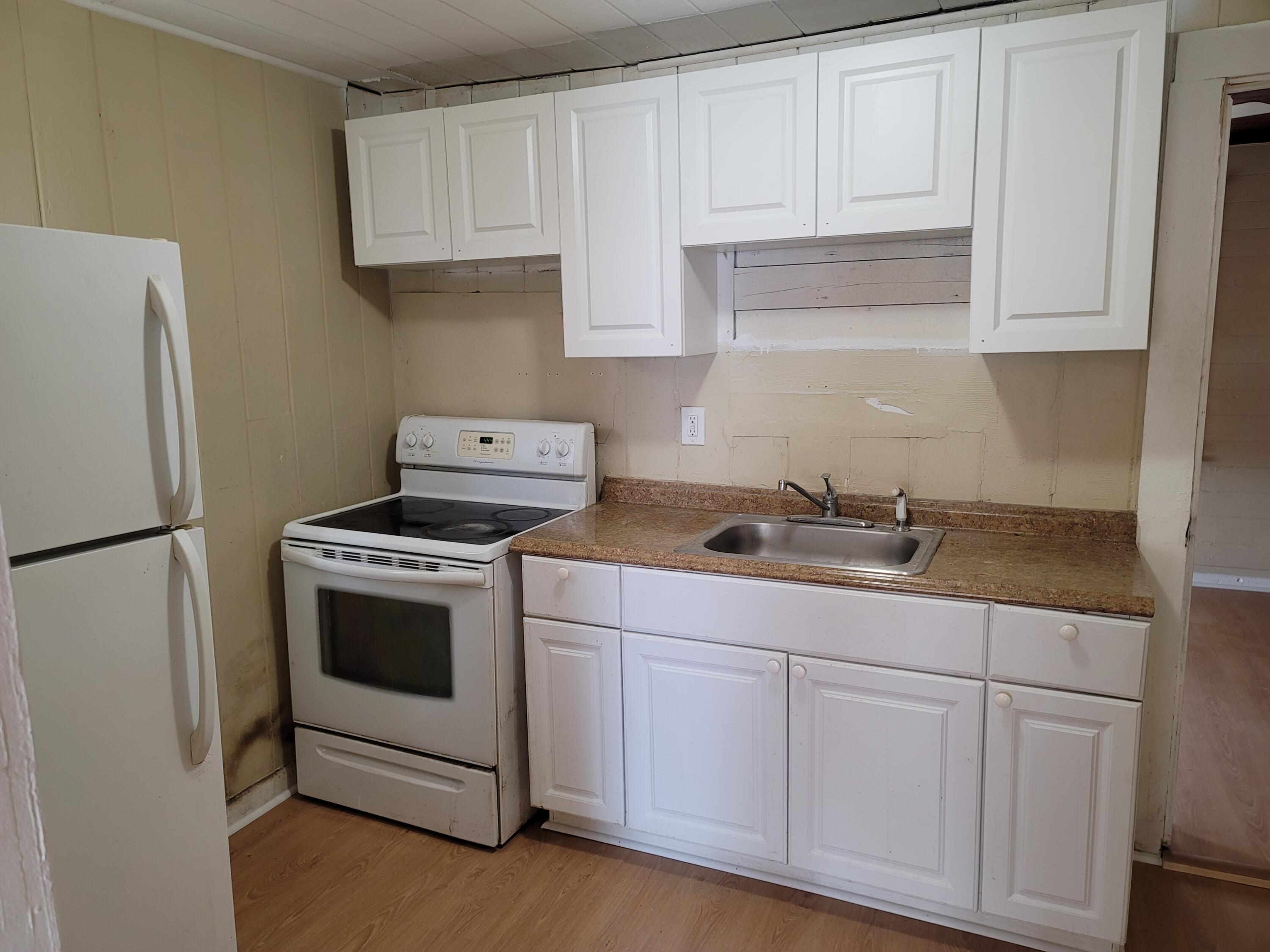 628 West 7th Street Riviera Beach, FL 33404 - Photo 2 of 10 Kitchen - New Cabinets!