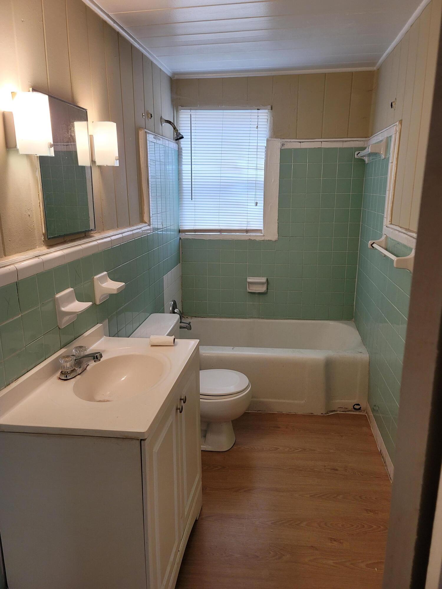 628 West 7th Street Riviera Beach, FL 33404 - Photo 9 of 10 2nd Bathroom