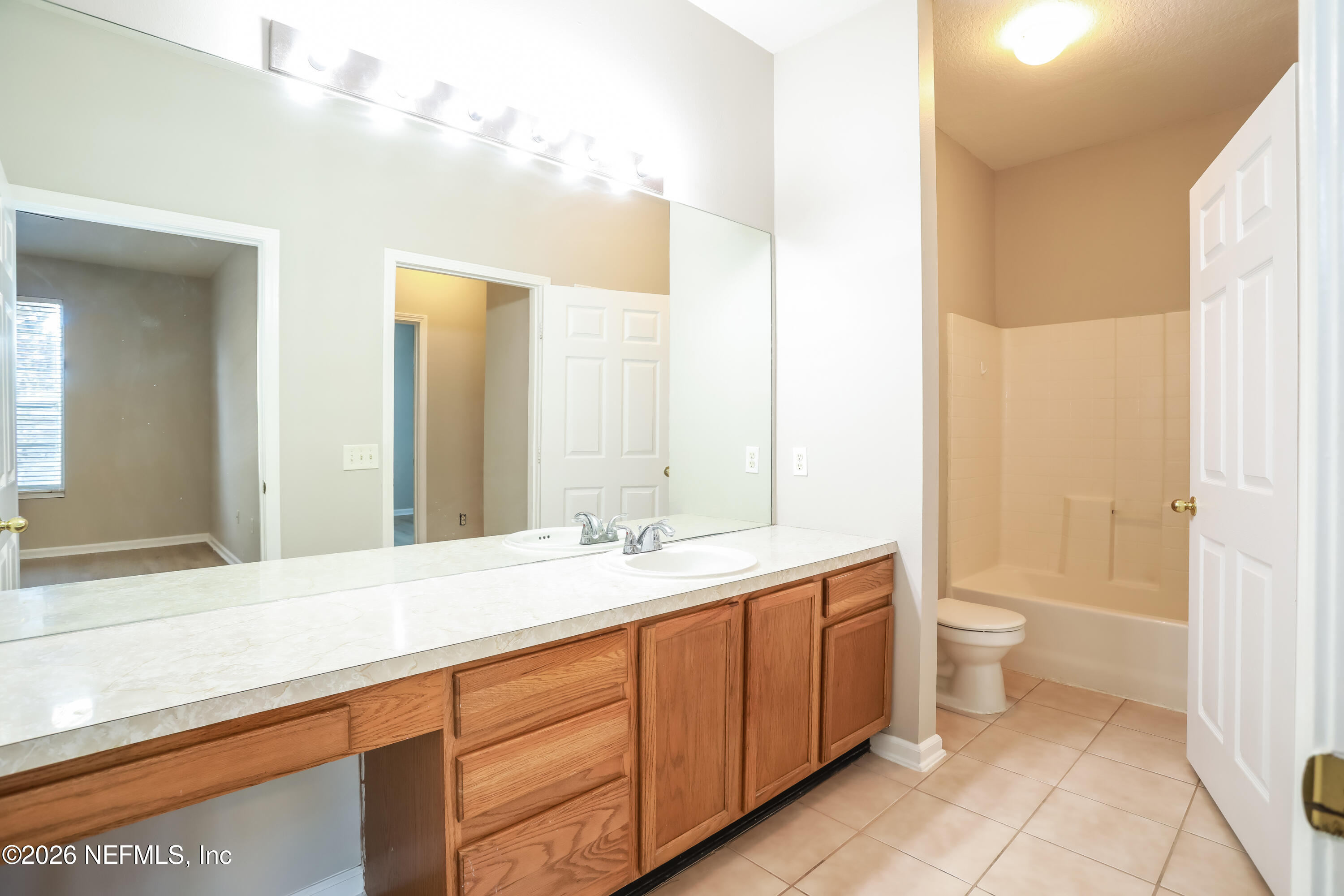 10550 Baymeadows Road, Unit 610 Jacksonville, FL 32256 - Photo 17 of 23 18-photo-Bathroom-ca68ad8e-ca37-4223-aea