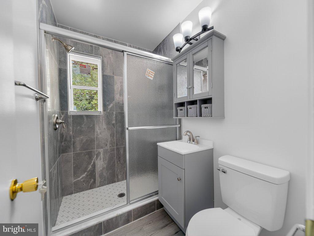 10402 Royalton Terrace Silver Spring, MD 20901 - Photo 12 of 31 upstairs bathroom
