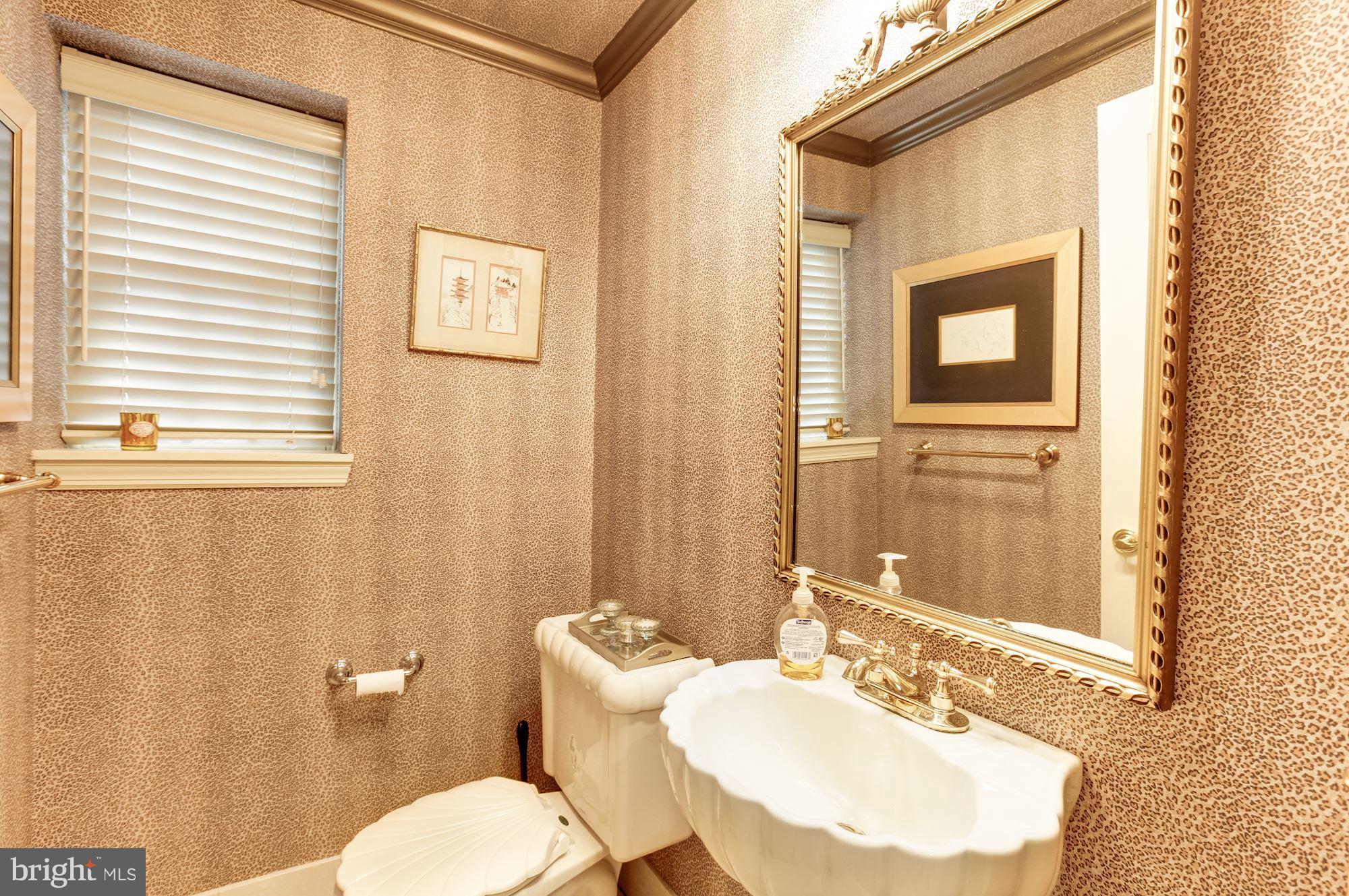7706 Crossland Road Baltimore, MD 21208 - Photo 15 of 30 Main Level Hall Bath