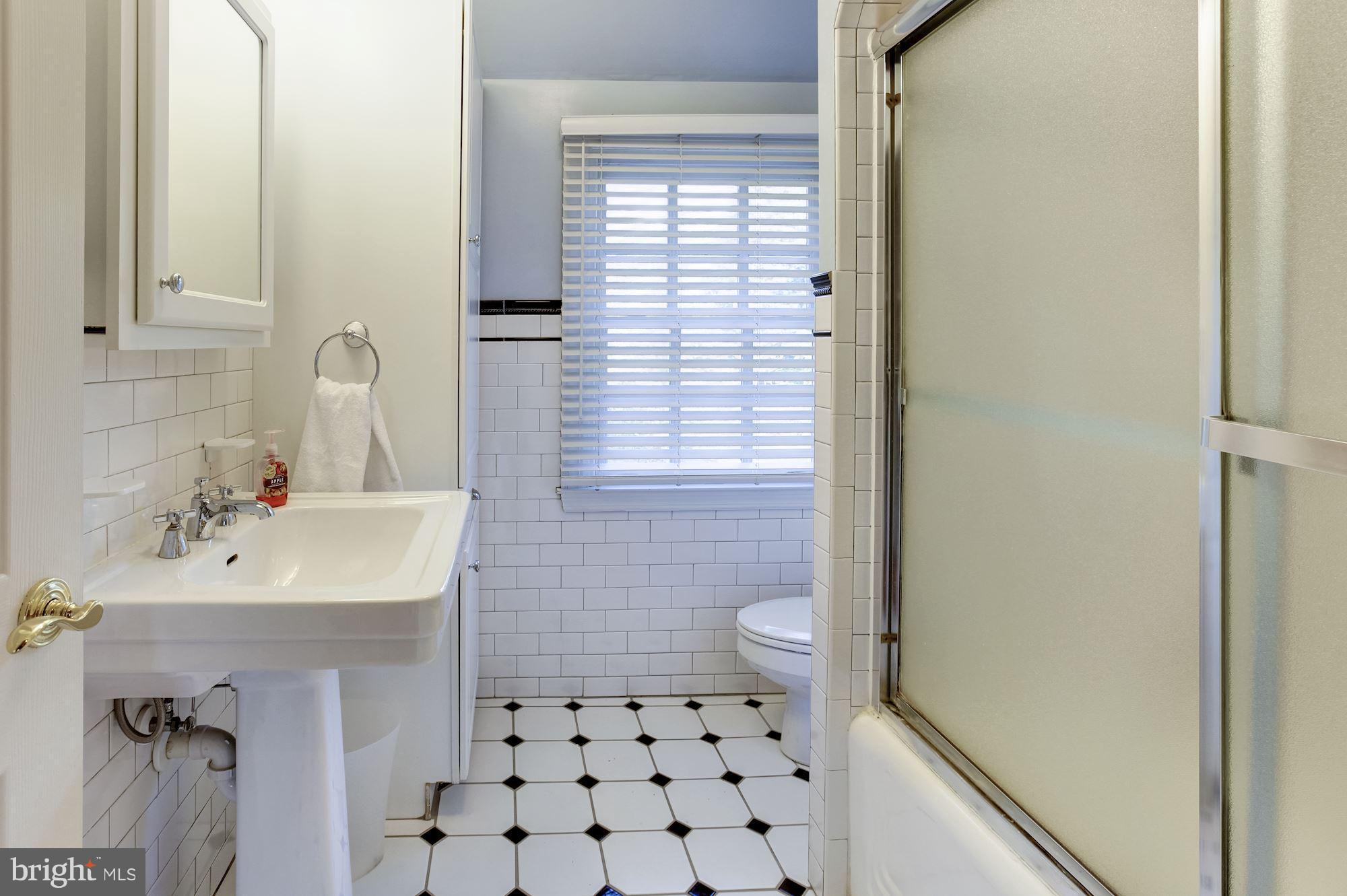7706 Crossland Road Baltimore, MD 21208 - Photo 21 of 30 Full Hall Bathroom