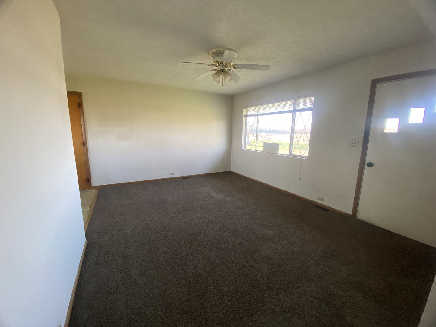 8562 East Park Street Road Du Quoin, IL 62832 - Photo 13 of 17 an empty room with a window
