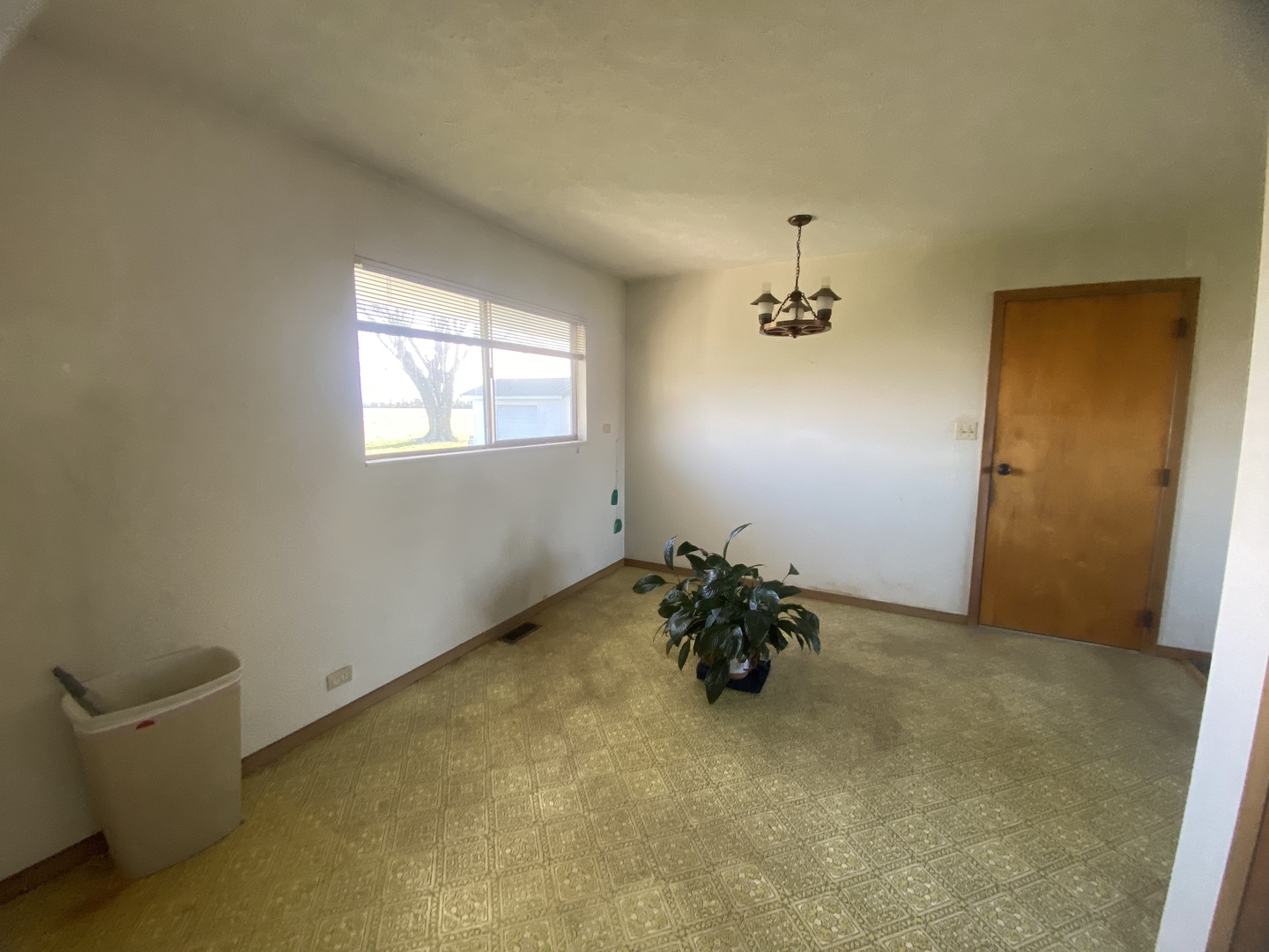 8562 East Park Street Road Du Quoin, IL 62832 - Photo 16 of 17 an empty room with a window