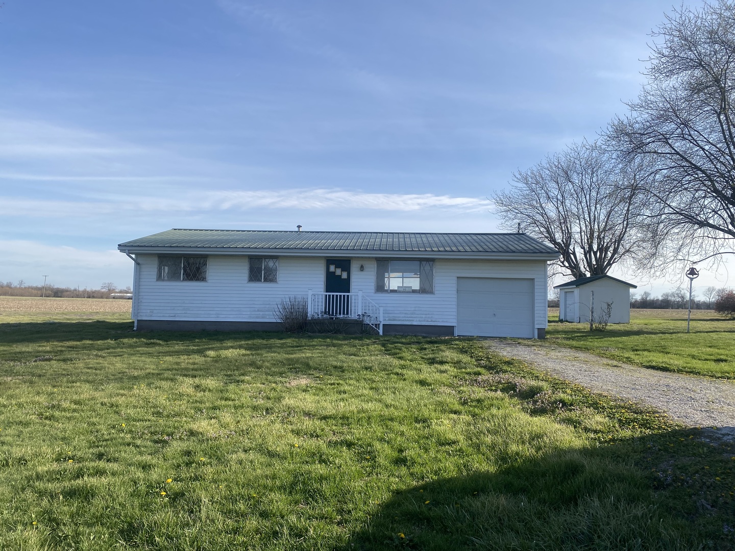 8562 East Park Street Road Du Quoin, IL 62832 - Photo 2 of 17 a view of a house with a yard