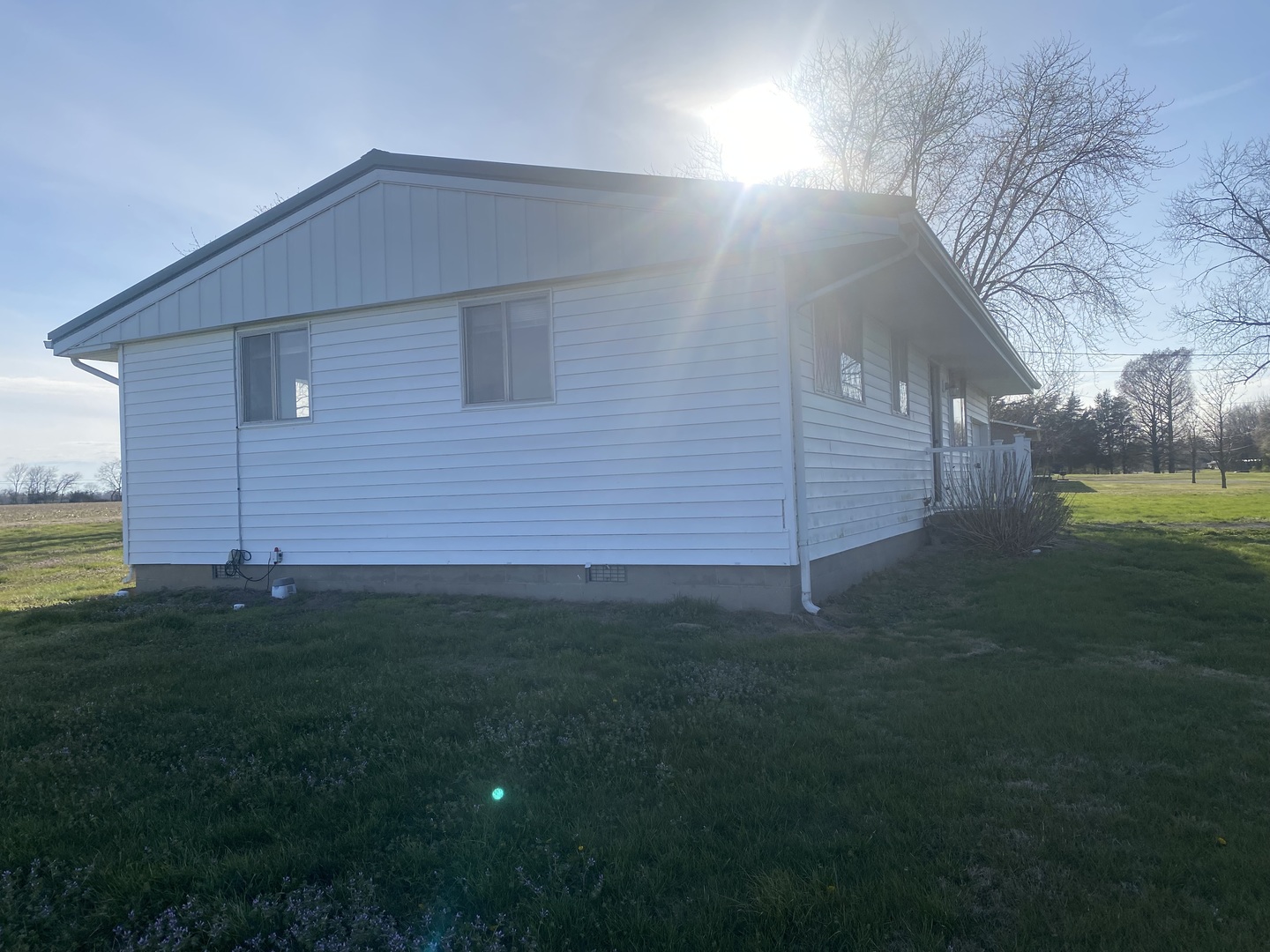 8562 East Park Street Road Du Quoin, IL 62832 - Photo 4 of 17 a house view with a garden space
