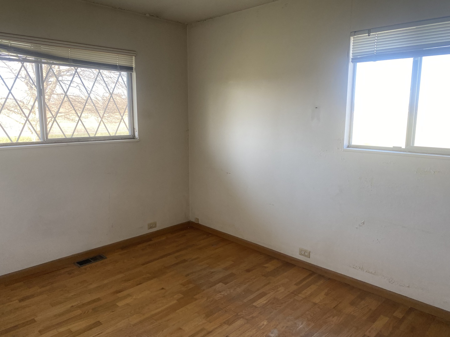 8562 East Park Street Road Du Quoin, IL 62832 - Photo 8 of 17 an empty room with a window