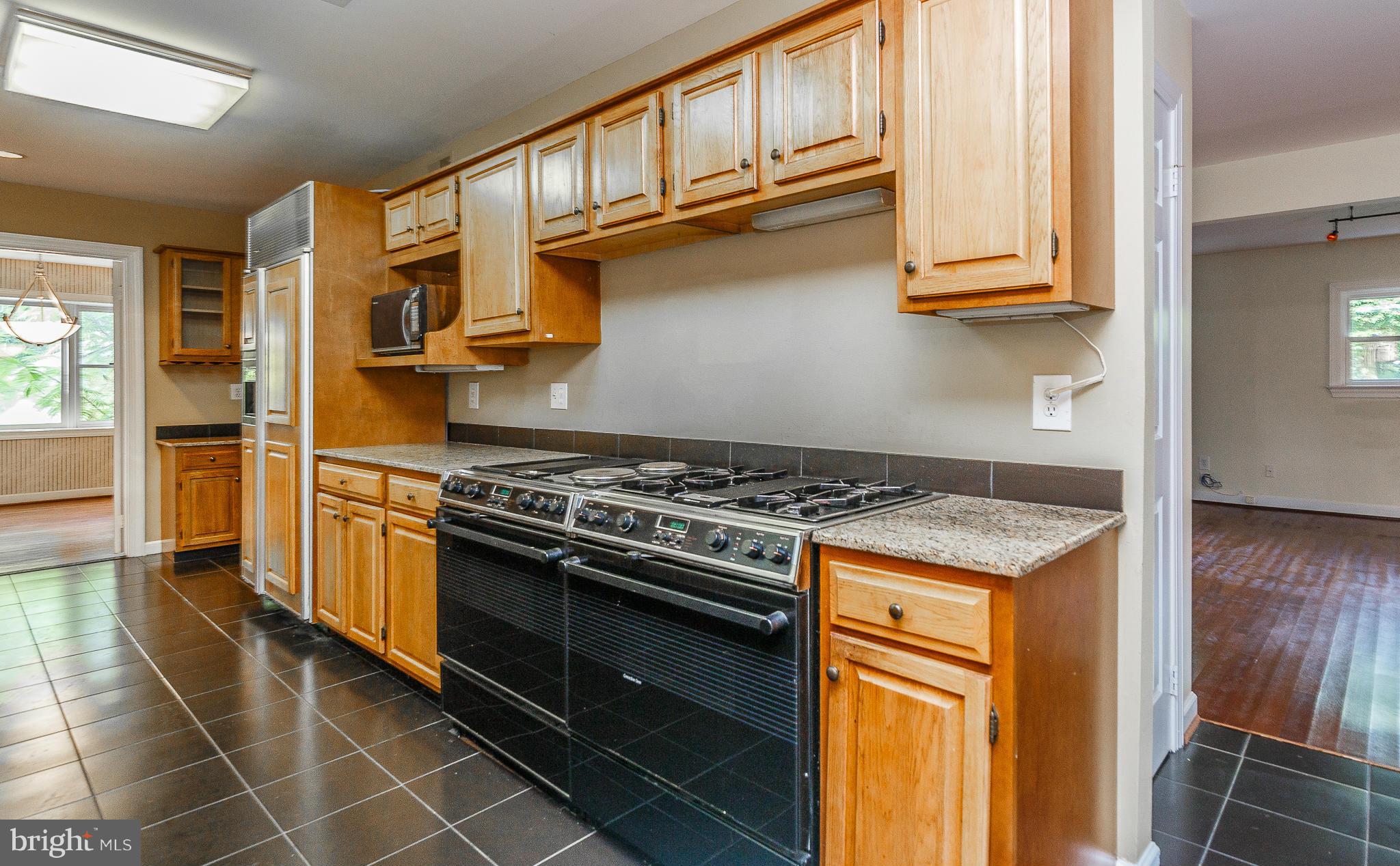 11101 Glen Road Potomac, MD 20854 - Photo 12 of 30 Kitchen