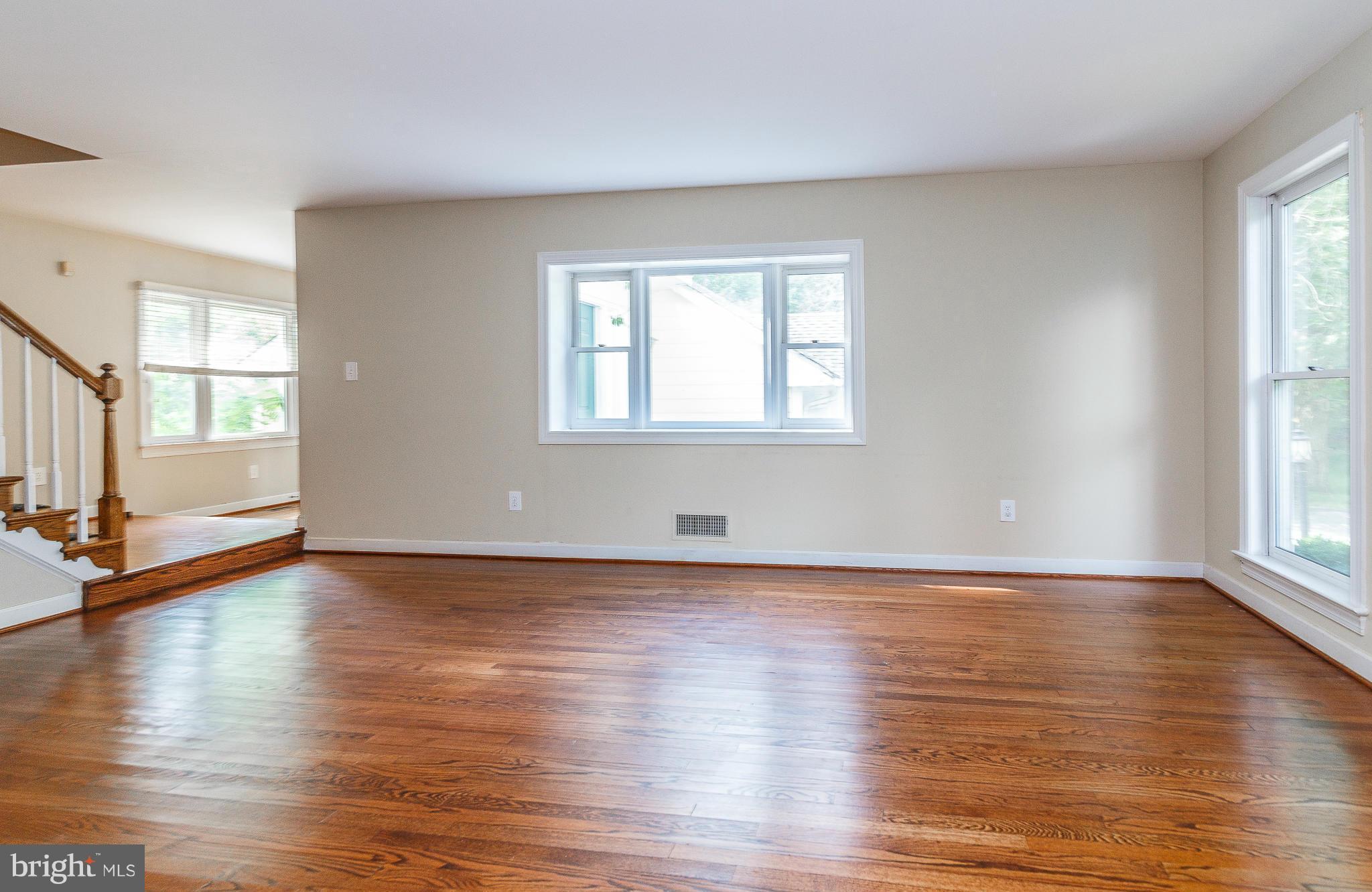 11101 Glen Road Potomac, MD 20854 - Photo 3 of 30 Living Room