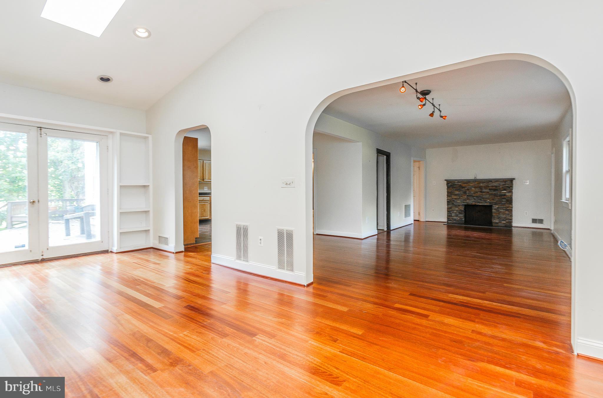 11101 Glen Road Potomac, MD 20854 - Photo 6 of 30 Family Room