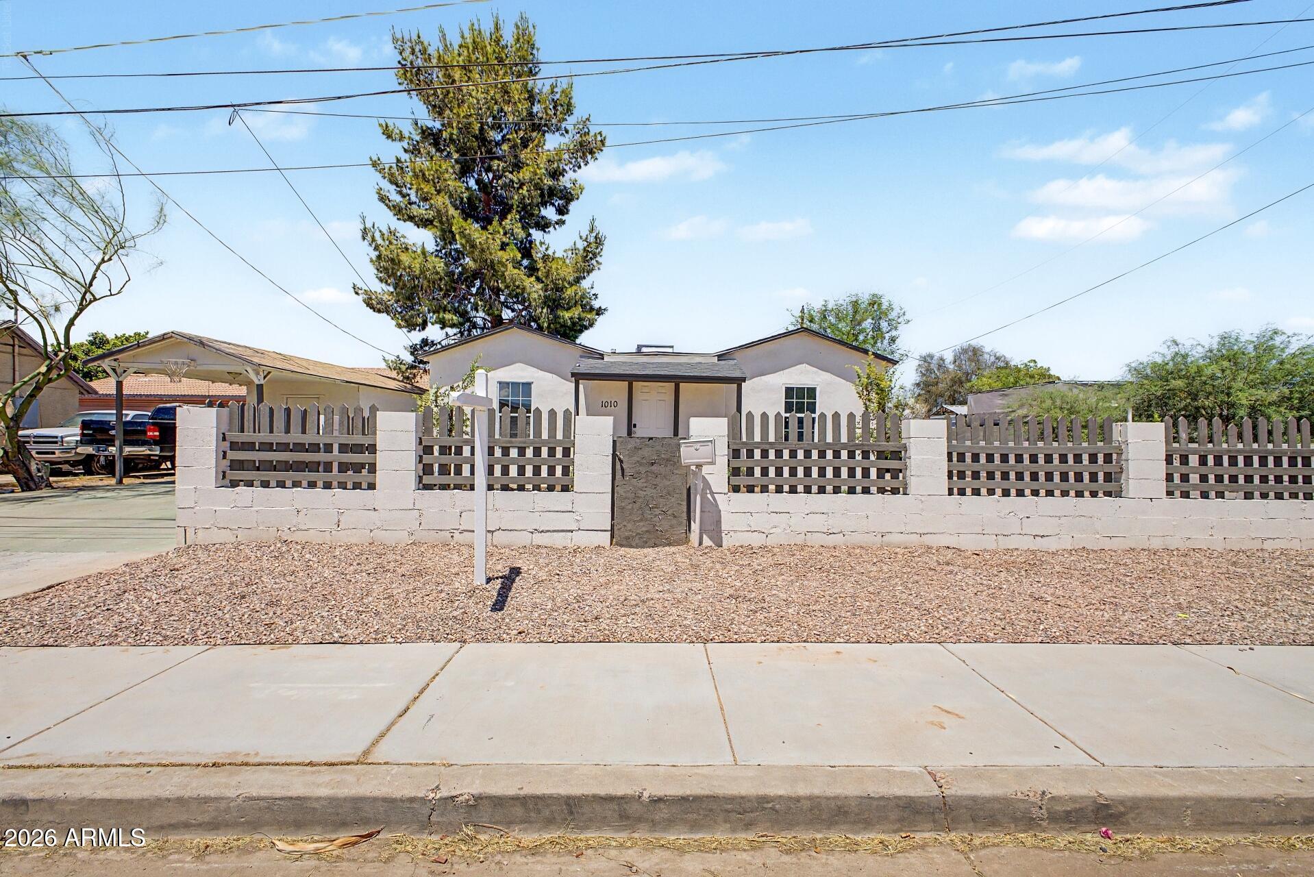 1010 East Chipman Road Phoenix, AZ 85040 - Photo 1 of 25 01 - Chipman