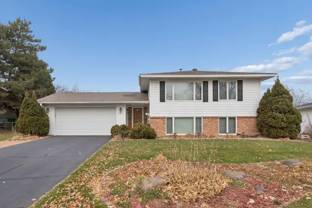 $385,000 | 1781 Serpentine Drive, Eagan, MN 55122