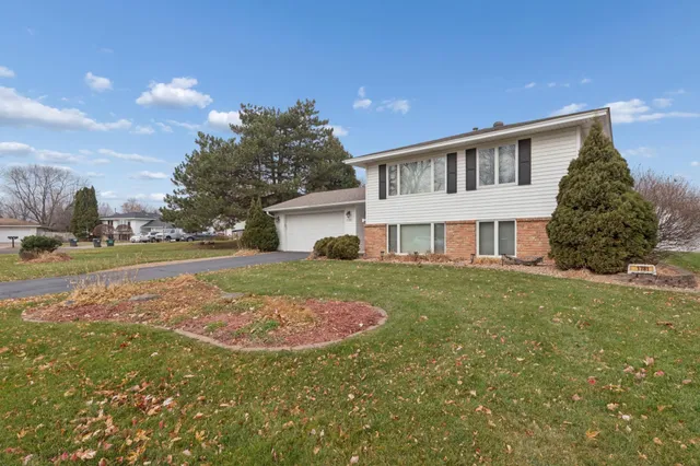 $385,000 | 1781 Serpentine Drive, Eagan, MN 55122