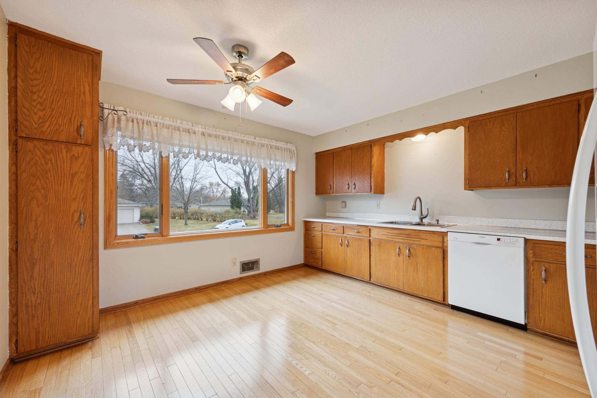 1781 Serpentine Drive Eagan, MN 55122 - Photo 7 of 39